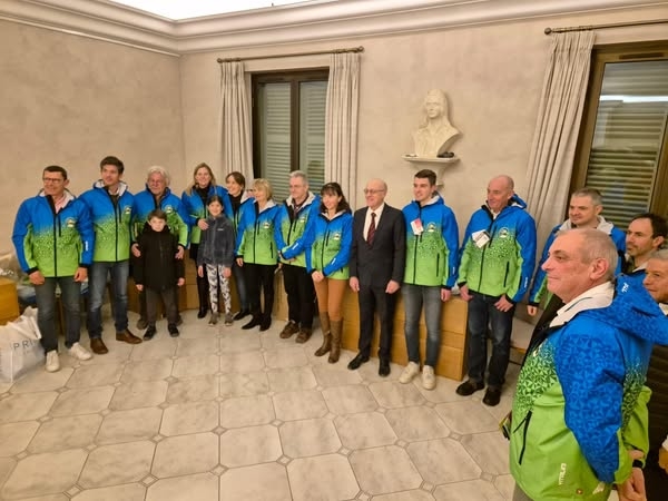 Remise des nouvelles tenues à la Mairie